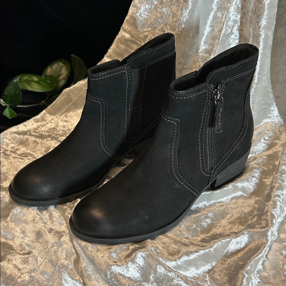 NWT CLARKS SUEDE BLACK ANKLE BOOTS 6M